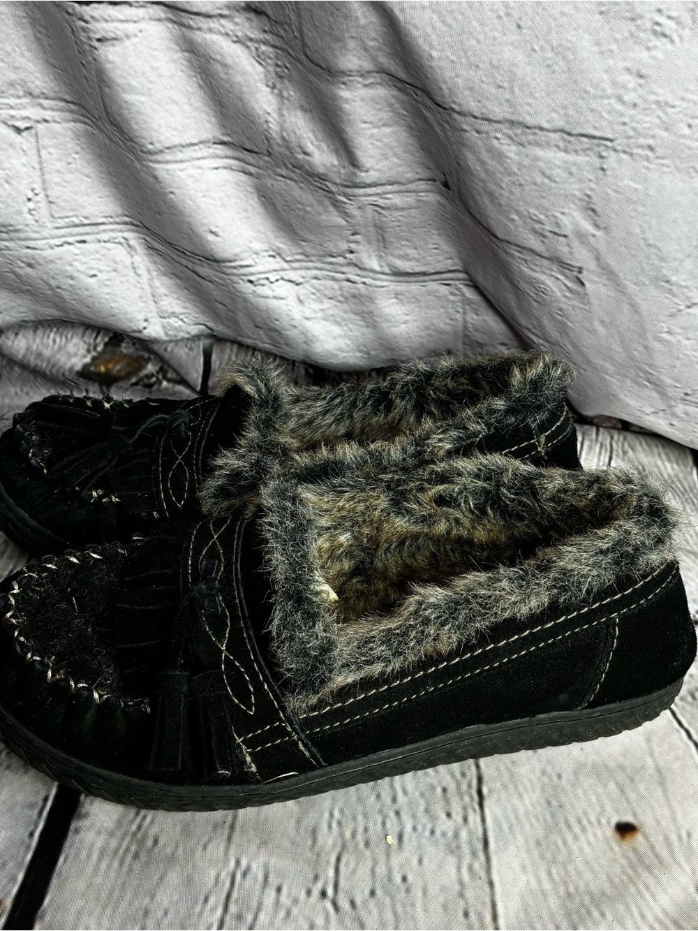 Black Suede Neutral Faux Fur Lined Indie Boho Kiltie Fringe Moc Slippers Sz 7/8 - Picture 2 of 8